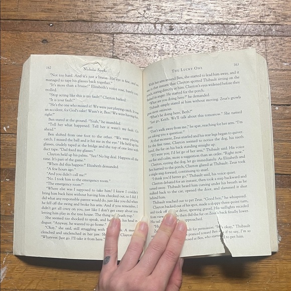 The Lucky One by Nicholas Sparks Book paperback book - Picture 10 of 12